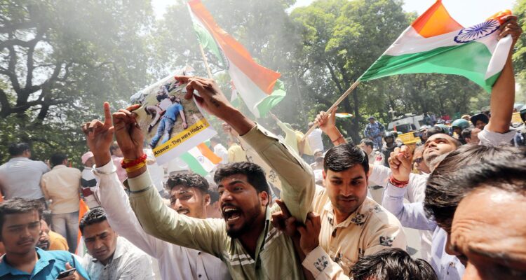 Miembros del Foro de Acción Antiterrorista corearon consignas durante una protesta cerca de la Alta Comisión de Pakistán en Nueva Delhi