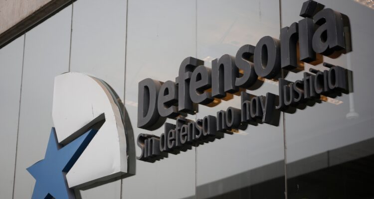 Parlamentarios piden investigar a defensor jefe de Los Ángeles por vinculo matrimonial con abogada de banda narco