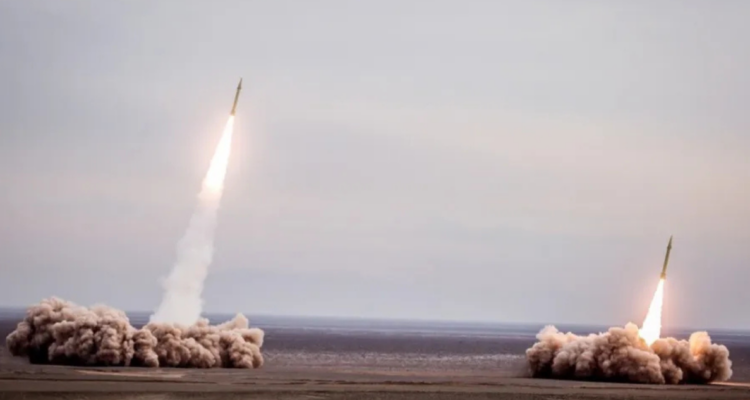 Lanzamiento de misiles en maniobras militares en Irán