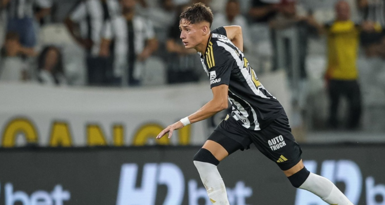 Iván Román la rompe en su primera titularidad con Mineiro: fiero en la marca y clave en empate final