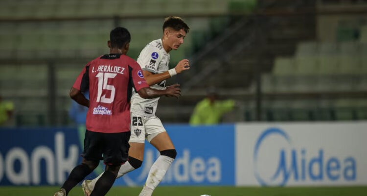 Iván Román contra Atlético Mineiro en Brasil