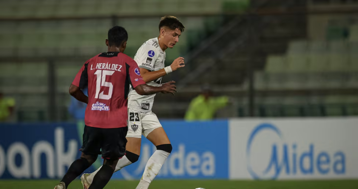 Iván Román contra Atlético Mineiro en Brasil
