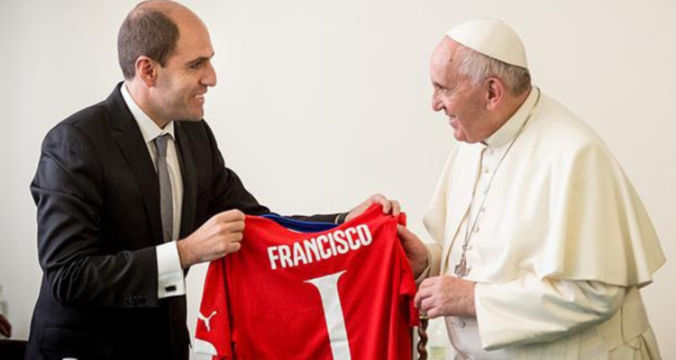 Cuando Jadue visitó al Papa Francisco y agrandó ‘colección divina’ de camisetas