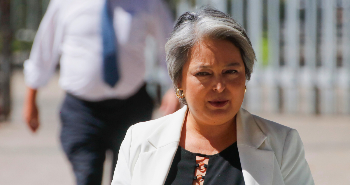 Jara emplaza a Kaiser para que renuncie a dieta parlamentaria: “Con ese sueldo está haciendo campaña”