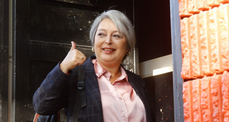 Jeannette Jara (PC) se desmarca de candidatos “más acomodados” y asegura que “falta calle”