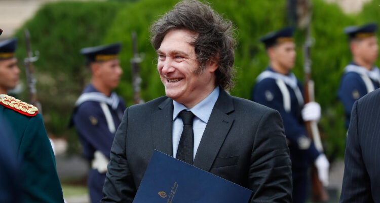 “Somos más libres, hemos roto otra cadena más”: Milei celebra salida del cepo cambiario en Argentina