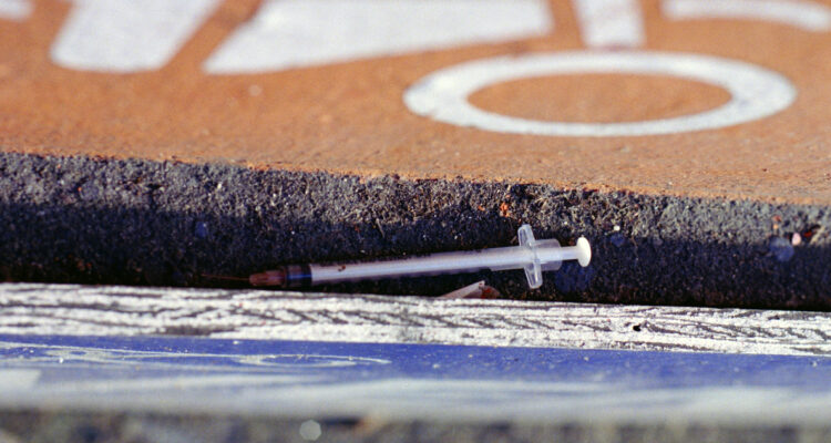 Imagen de una jeringa en la calle para ilustrar nota sobre las muertes por fentanilo en EE.UU.