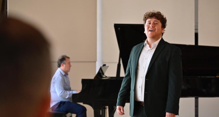Joven cantante lírico logra avanzar a la semifinal de Paris Opera Competition