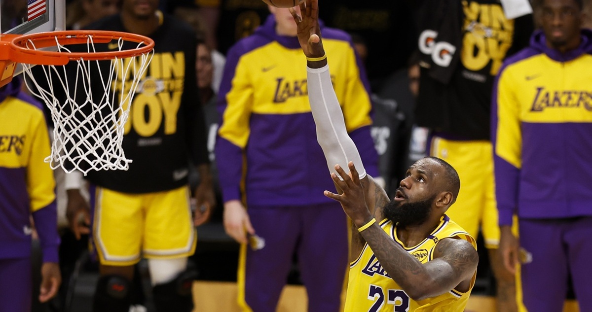 LeBron James volvió a ser clave para Lakers en Playoffs.