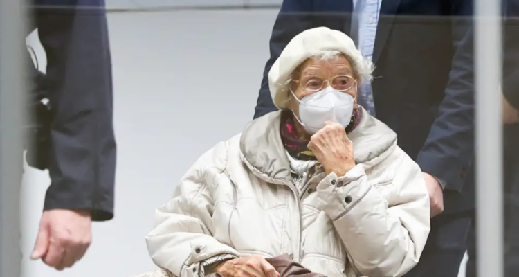 Irmgard Furchner, acusada de haber formado parte de la maquinaria de muerte nazi en el campo de concentración de Stutthof, en el tribunal de Itzehoe (2022)