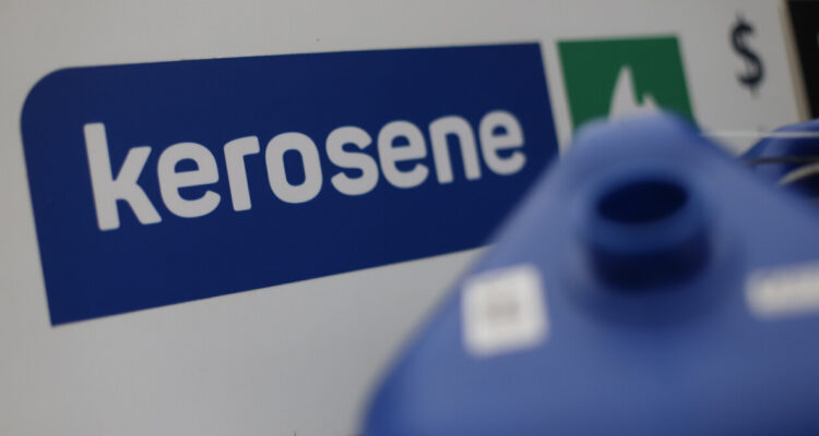 Enap informa baja en los precios de la parafina: caerán $5,5 por litro