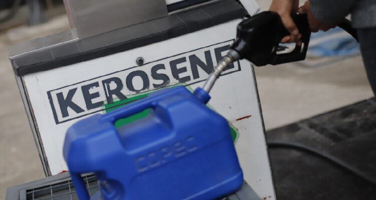 Enap informa que los precios de la parafina caerán unos $20,7 por litro