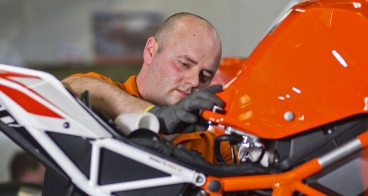 El mayor fabricante de motos de Europa, KTM, detiene su producción ante falta de piezas y materiales