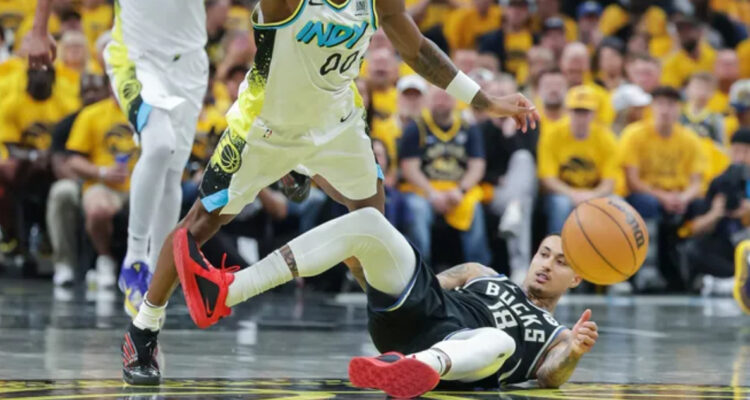 Kyle Kuzma contra los Pacers