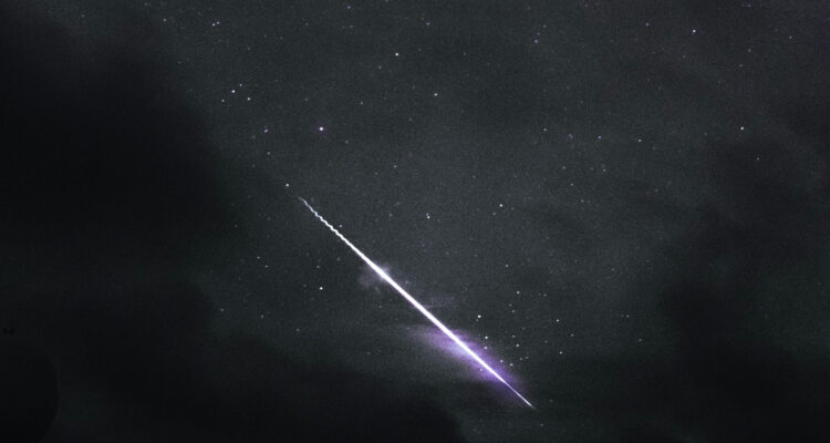 Foto de un meteorito para ilustrar el calendario astronómico de mayo de 2025