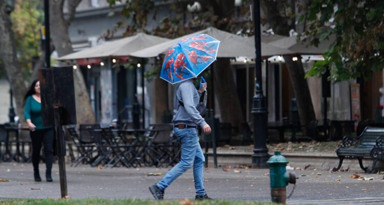 pronostican lluvia para este viernes y un frío fin de semana para Santiago