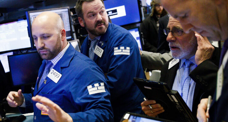 Wall Street y el IPSA se mantienen en rojo en pleno “Lunes Negro” por la guerra comercial de Trump