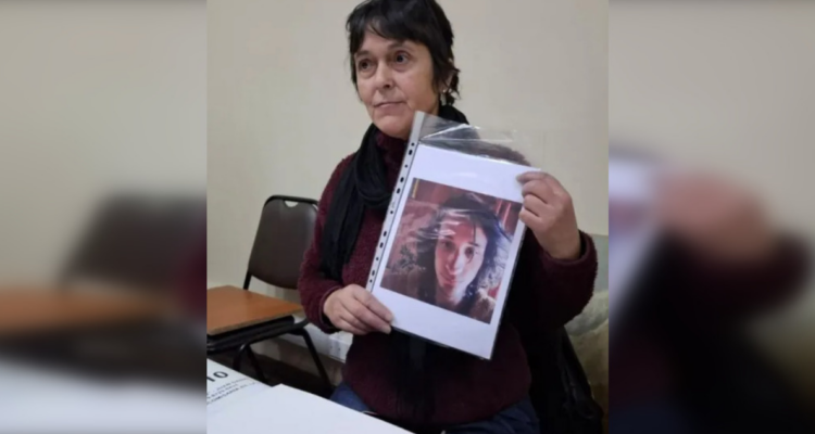 Madre de Mario Cárdenas sosteniendo foto de su hijo por un año de su desaparición