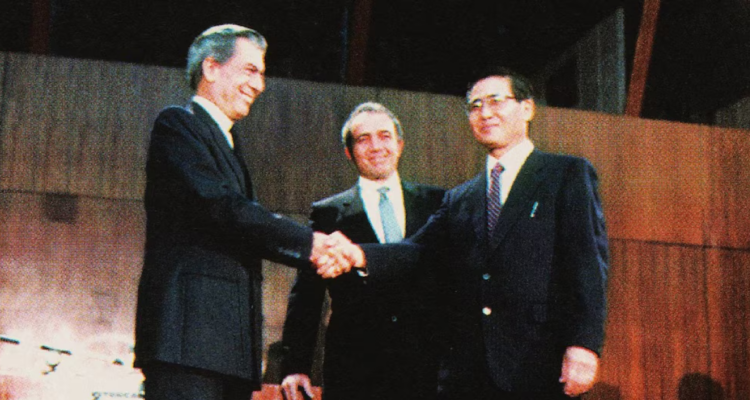 Vargas Llosa dándole la mano a Alberto Fujimori