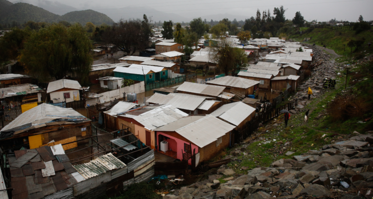 Más de 120 mil familias habitan en asentamientos irregulares en Chile, la cifra más alta desde 1996