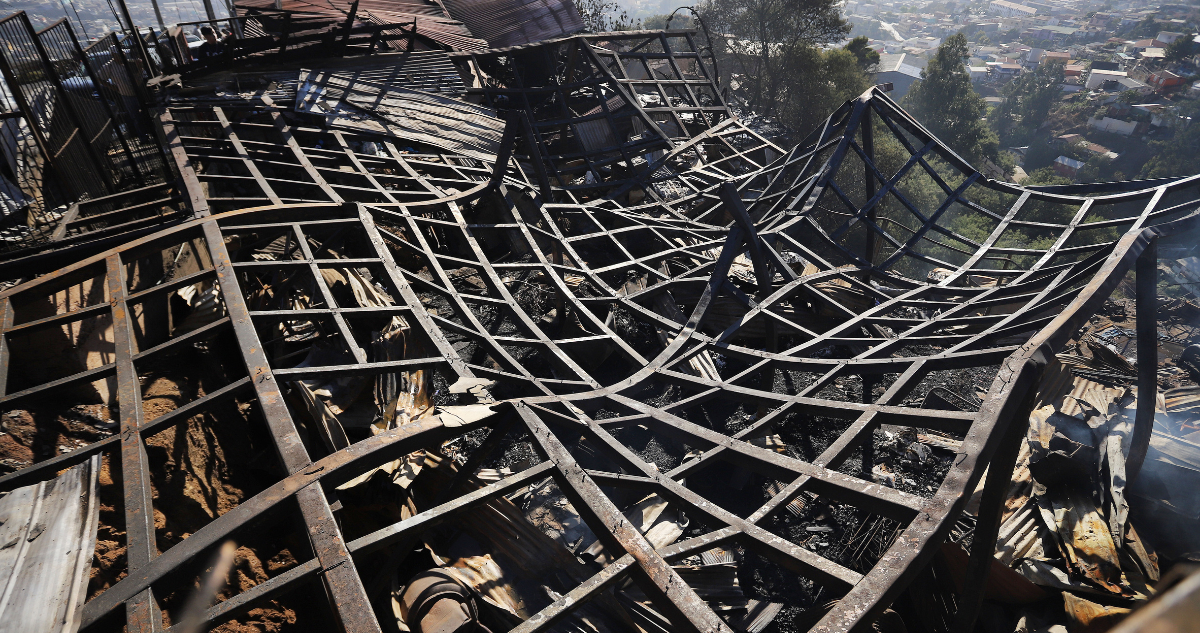 Escombros de megaincendio en Valparaíso que derivó en creación de Comisión Especial Investigadora
