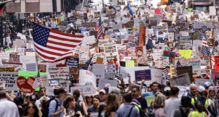 Miles de personas salen a las calles de Nueva York para protestar contra Trump