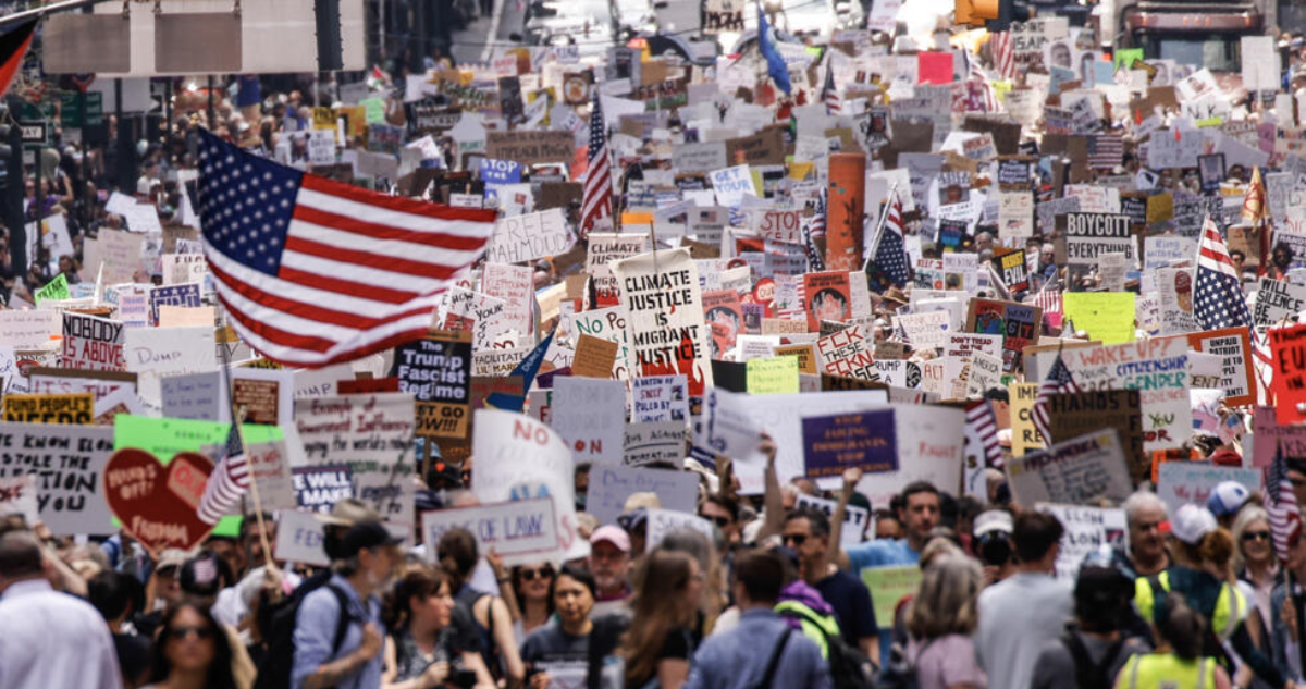 Miles de personas salen a las calles de Nueva York para protestar contra Trump