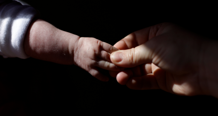 Papás de bebé fallecida presentarán millonaria demanda tras acusar negligencia médica durante el parto