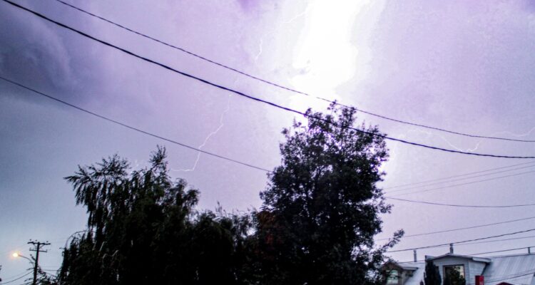 Trabajadora resulta con quemaduras por caída de rayo en Mariquina