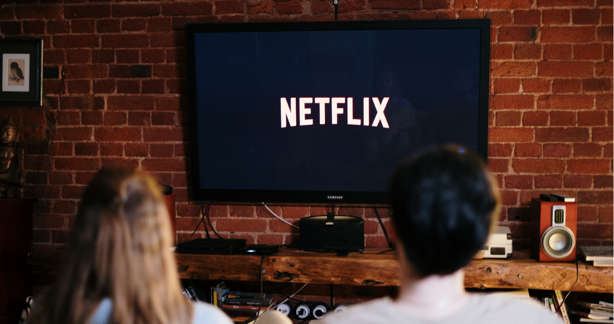 Fotografía de personas viendo Netflix en referencia a motor de búsqueda con Inteligencia Artificial