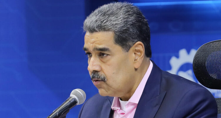 Nicolás Maduro califica de “fraude horroroso” elecciones en las que se impuso Noboa en Ecuador