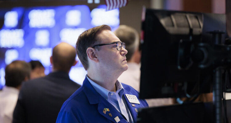 Wall Street cierra mixto en un mes marcado por los sobresaltos arancelarios de Trump