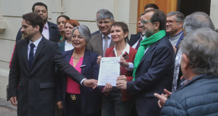 Partidos oficialistas destacan unidad para enfrentar la “amenaza” de la derecha tras pactar primarias