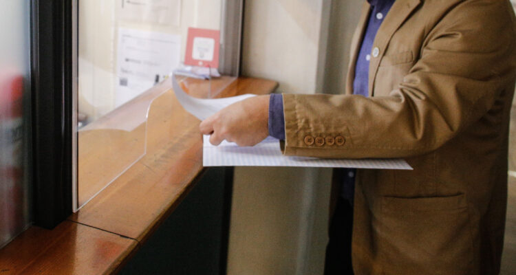 “Una burla”: Un grupo de empleados públicos de Los Ríos cumplirá dos meses sin recibir sus sueldos