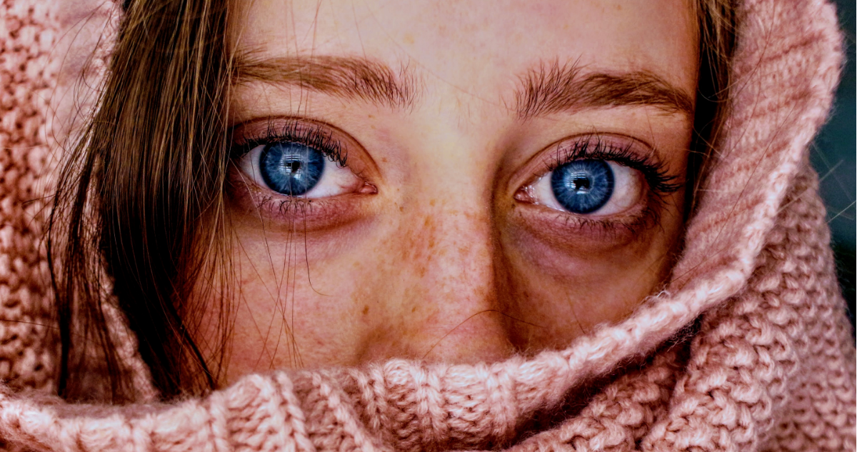 Primerisimo primer plano de mujer con ojos azules en referencia a descubrimiento de nuevo color “olo”