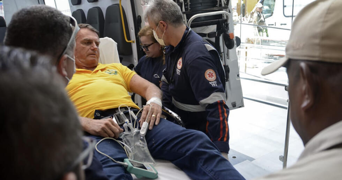 Operan a expresidente Bolsonaro en Brasil por una obstrucción intestinal