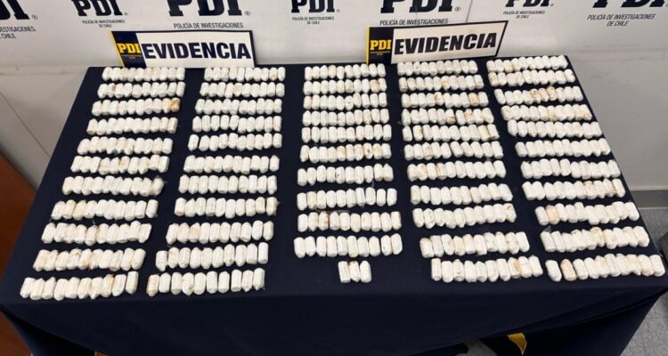 Pasajero del Aeropuerto de Santiago es sorprendido con más de 540 ovoides en su cuerpo