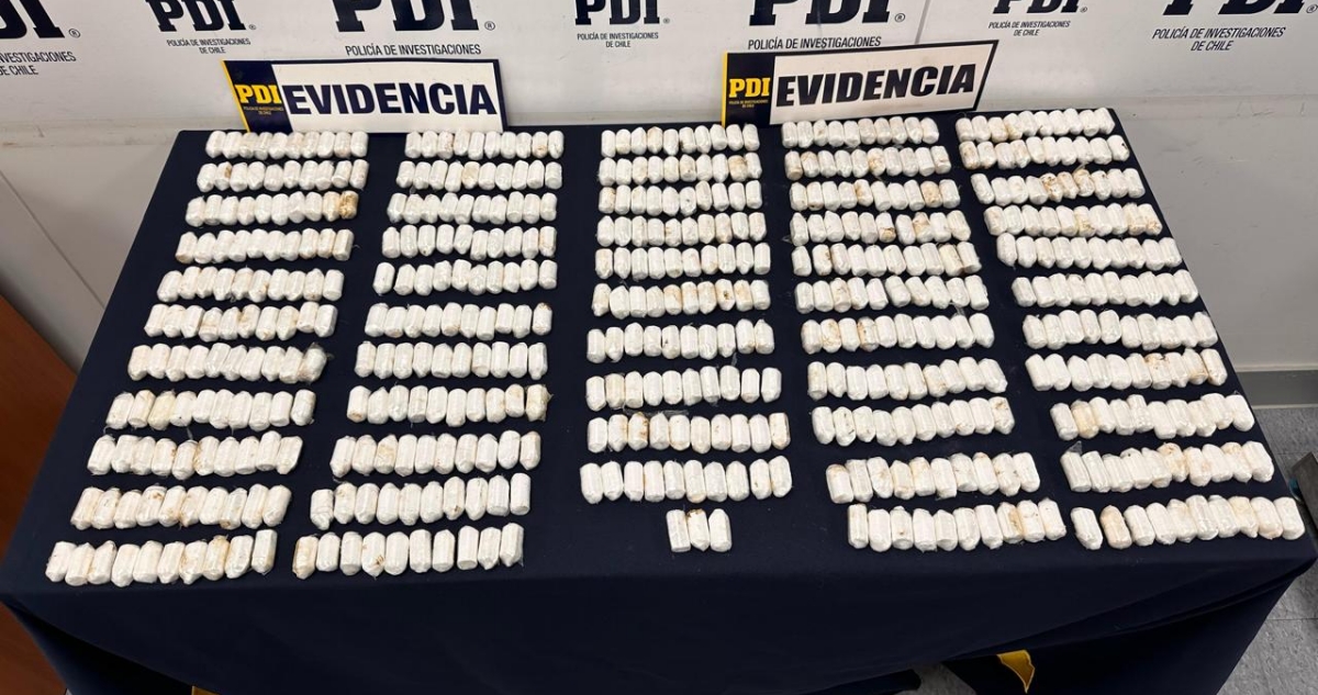 Pasajero del Aeropuerto de Santiago es sorprendido con más de 540 ovoides en su cuerpo