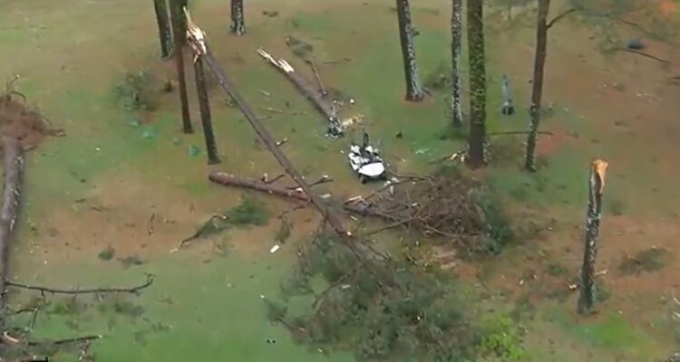 Padre e hijo murieron aplastados en un campo de golf.