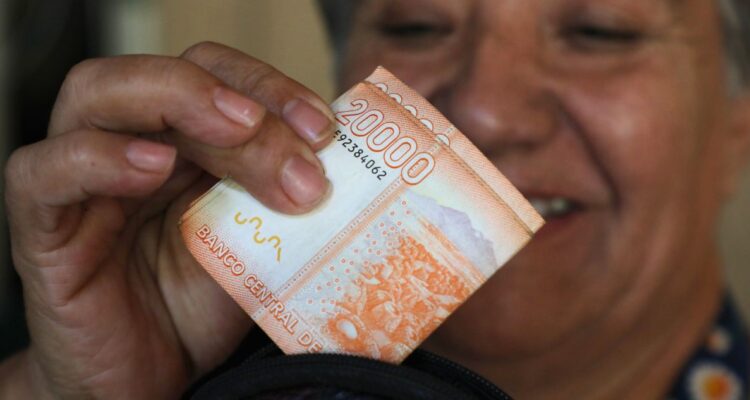 Cómo saber si te corresponde el pago del Aporte Familiar Permanente ex Bono Marzo 2025 y de cuánto es su valor y requisitos.