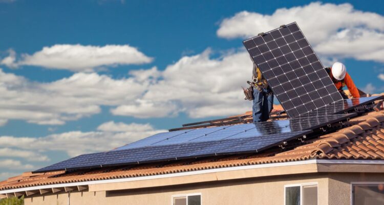 Revisa los mitos verdades y mentiras del uso de energía solar y de paneles solares en tu hogar, son baratos, caros, costo, mantenimiento.