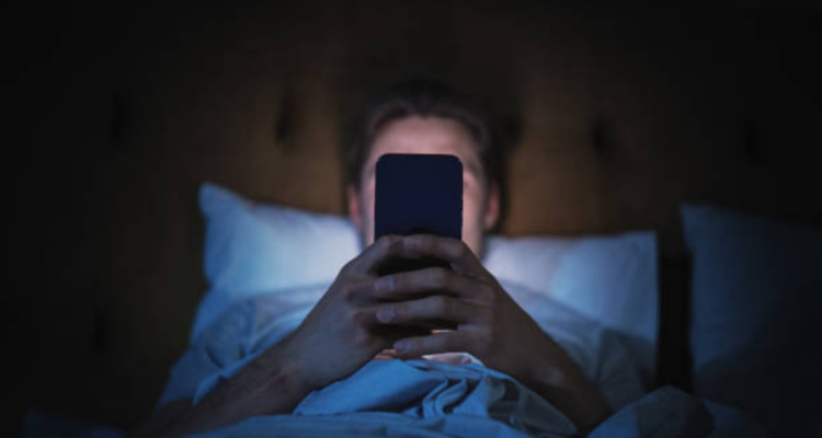 Estudio confirma que el riesgo de padecer insomnio por usar celulares en la cama aumenta en un 59%