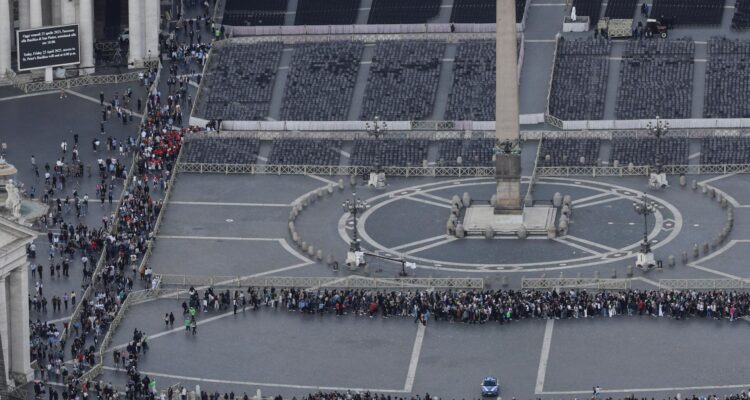 Vista aérea de la Plaza de San Pedro frente a la Basílica de San Pedro en la Ciudad del Vaticano.