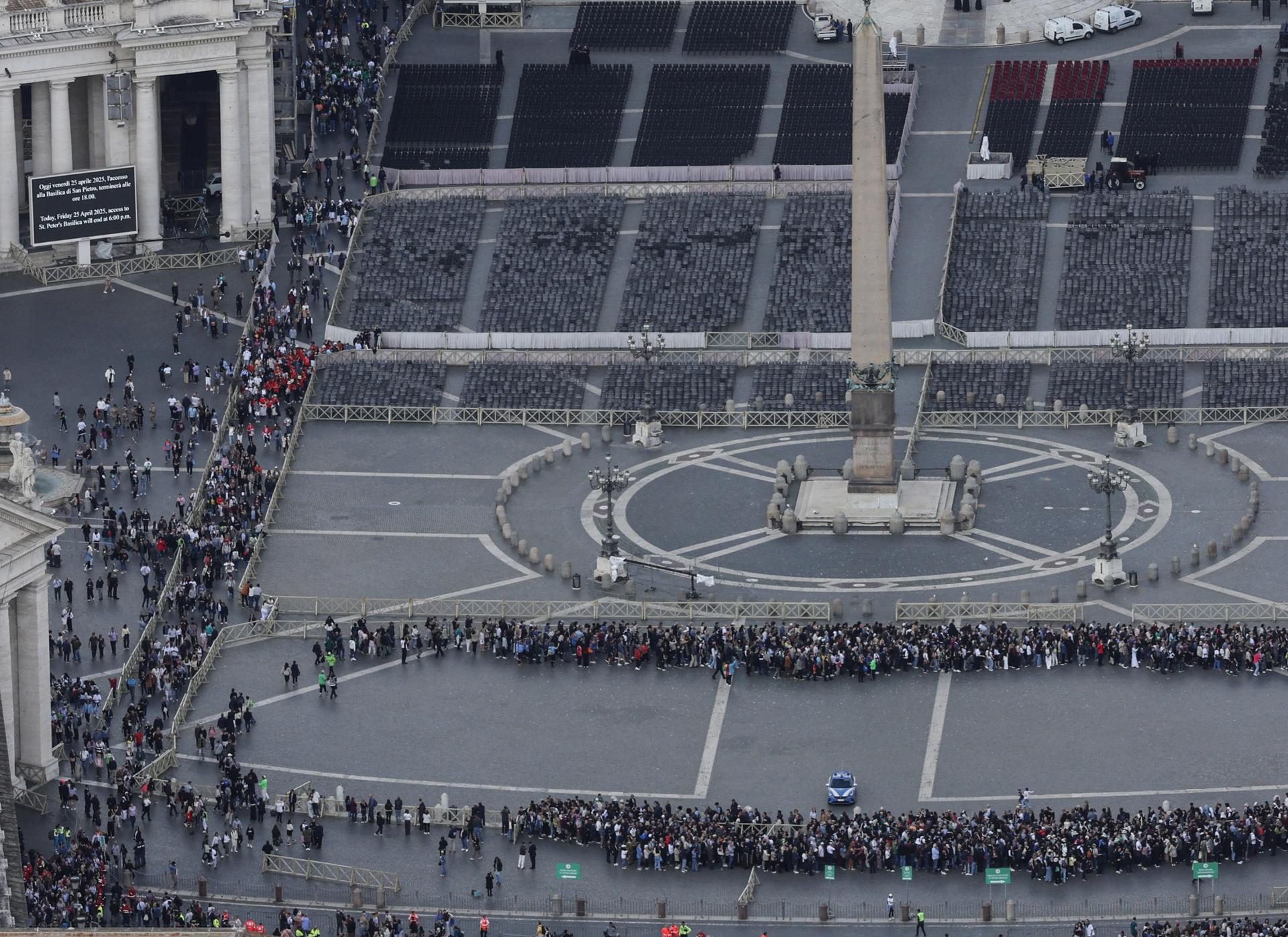 Vista aérea de la Plaza de San Pedro frente a la Basílica de San Pedro en la Ciudad del Vaticano.