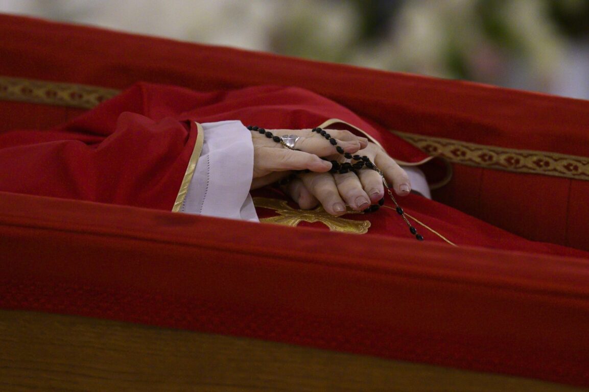 Difunden las primeras imágenes del papa Francisco en su féretro