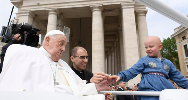 El Papa Francisco durante el recorrido en la Plaza de San Pedro tras el «Urbi et Orbi»