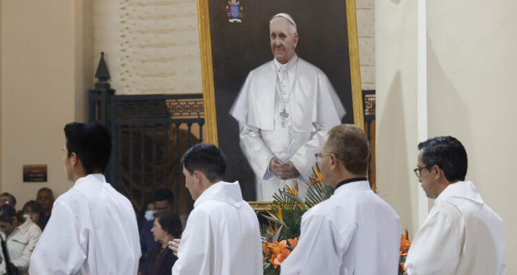 Retrato del papa Francisco durante una ceremonia religiosa en la Catedral Primada de Bogotá