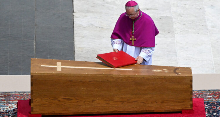 El féretro del papa Francisco, en la basílica de Santa Maria La Mayor para su entierro