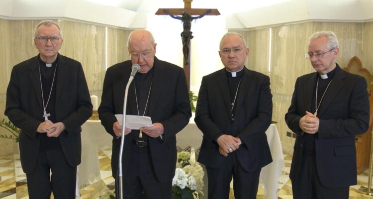 El cardenal camarlengo Kevin Joseph Farrell (segundo, de izquierda a derecha) anunciando la muerte de Francisco