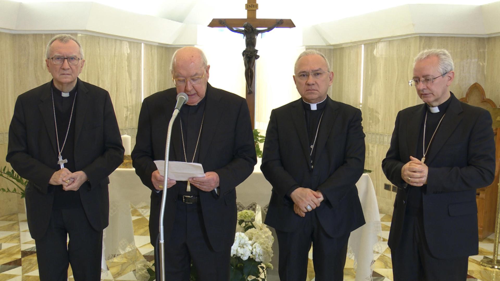 El cardenal camarlengo Kevin Joseph Farrell (segundo, de izquierda a derecha) anunciando la muerte de Francisco